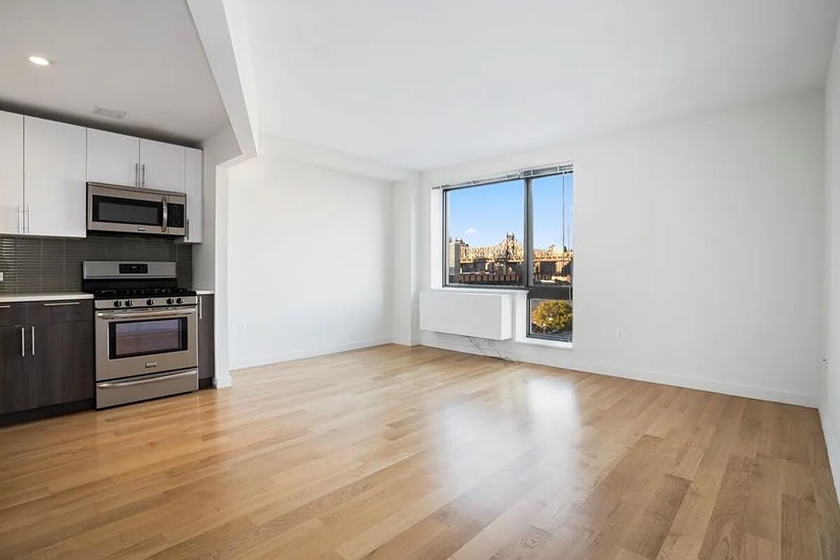 #10 photo, Hunters Point, Hunters Point , NY 11101
