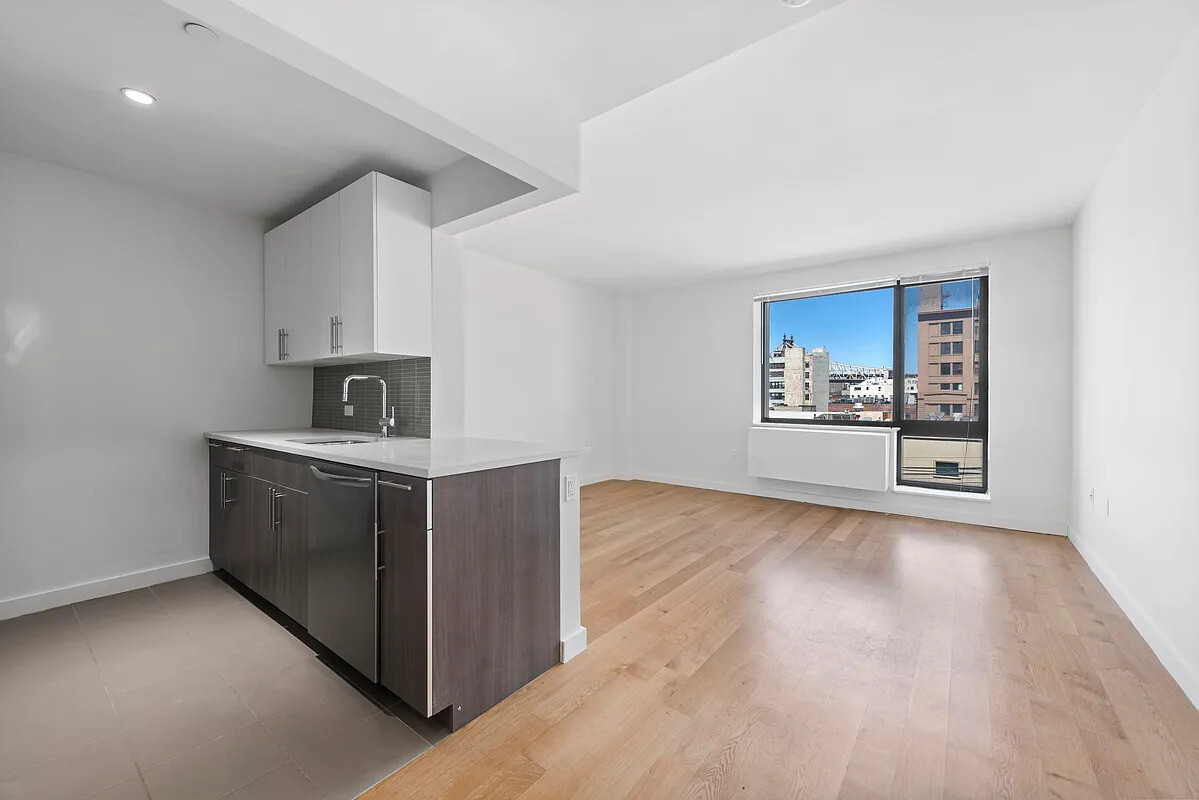 #1 photo, Hunters Point, Hunters Point , NY 11101