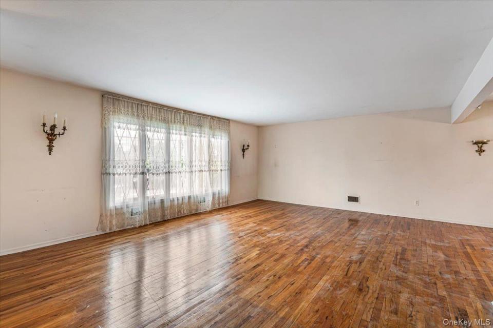 #4 photo, 156-14 14th Avenue, Beechhurst , NY 11357