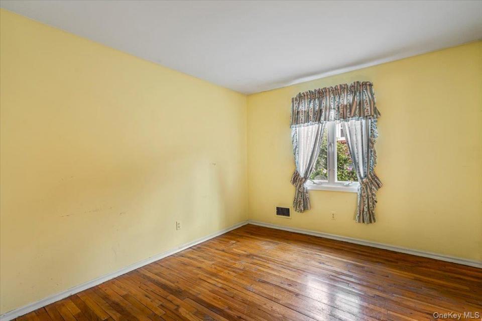 #17 photo, 156-14 14th Avenue, Beechhurst , NY 11357