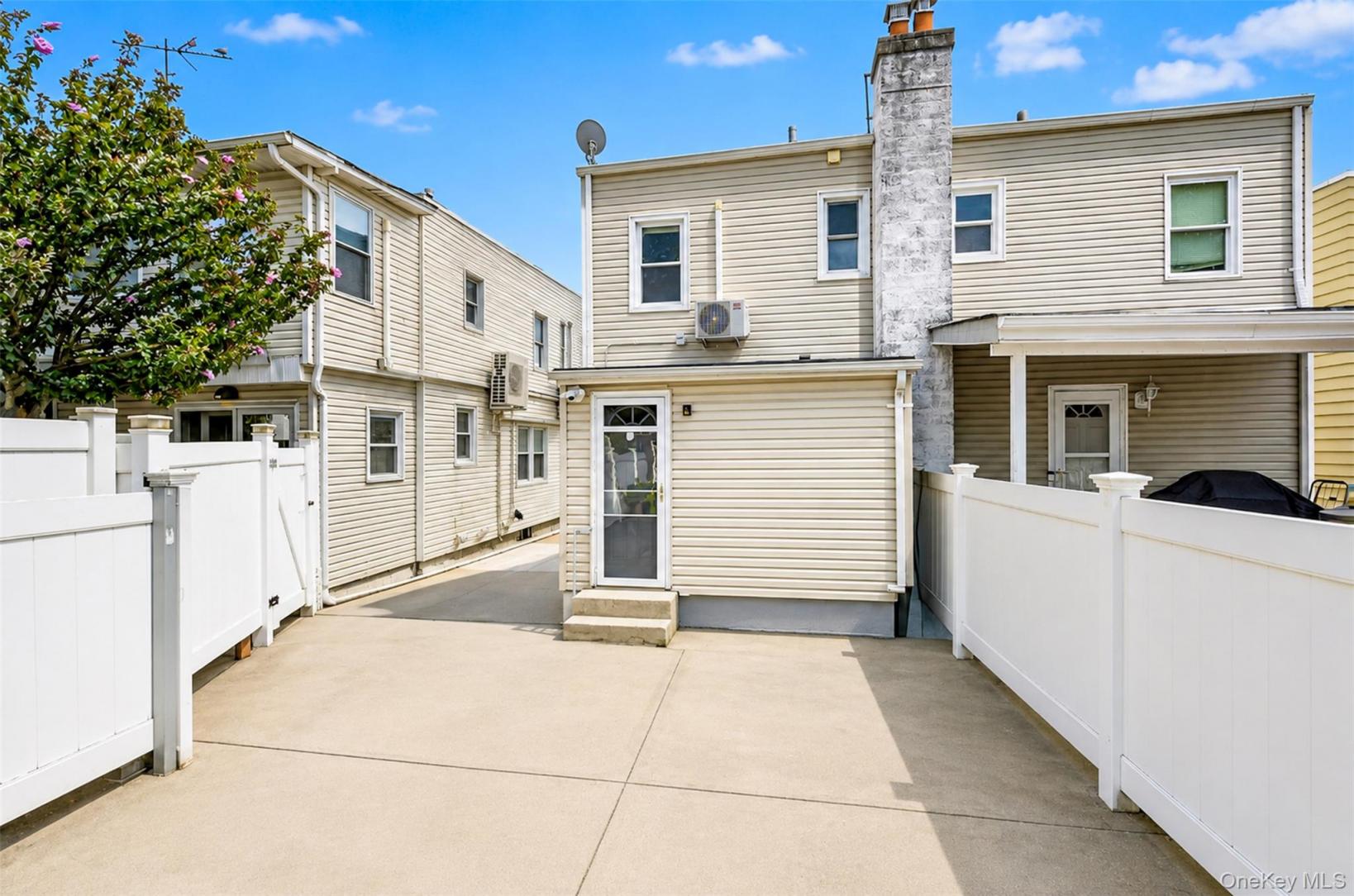 #16 photo, 32-33 202nd Street, Bayside , NY 11361