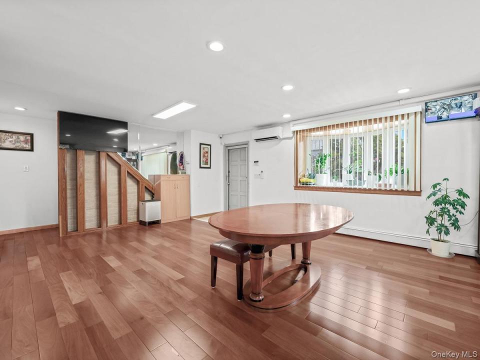 #4 photo, 40-08 214th Place, Bayside , NY 11361